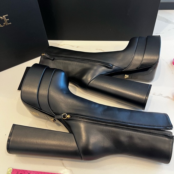 BNIB VESACE  Sleek Black Platform Boots Size 37 US 7 - Picture 4 of 12